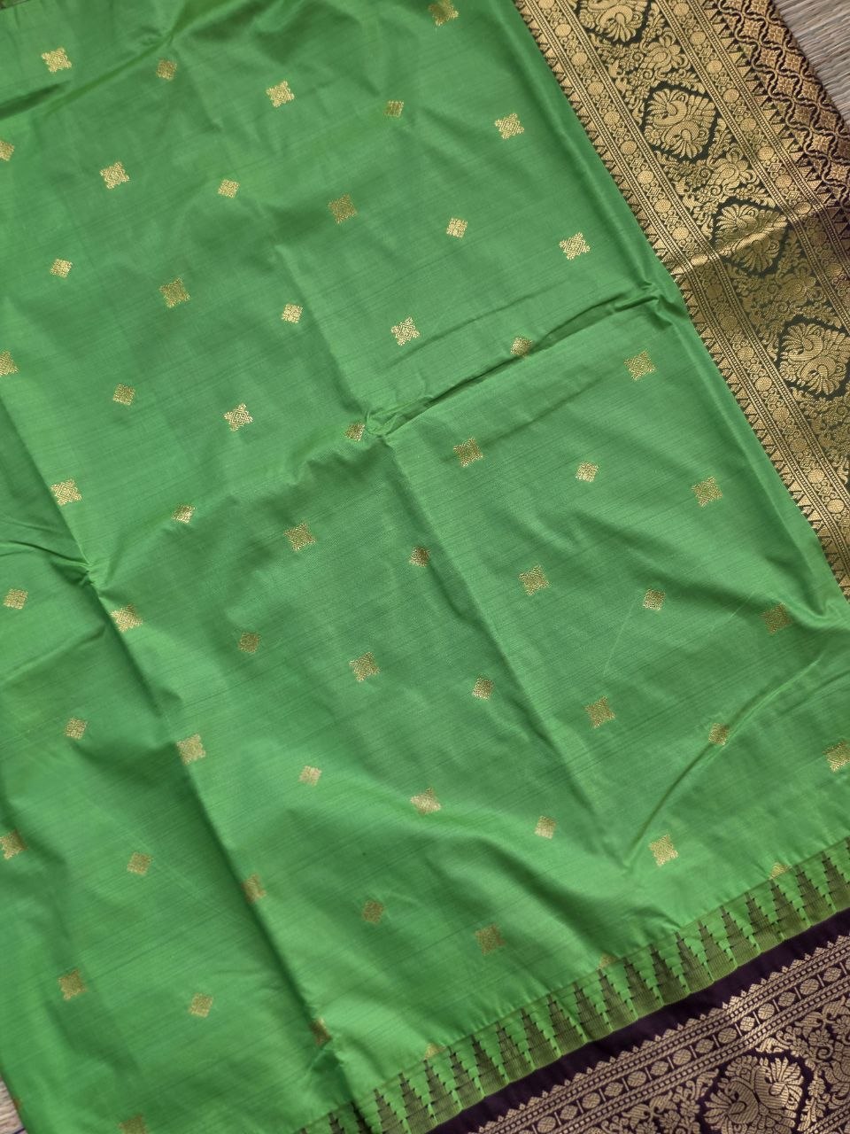Emerald Grace Premium Semi Gadwal Saree – Parrot Green with Deep Brown Contrast | Dee Silks